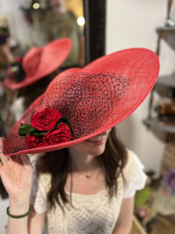 sombrero-rosas-rojas
